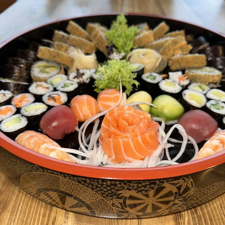 Sushi-Platte mit Nigiri, Maki und Lachs-Sashimi